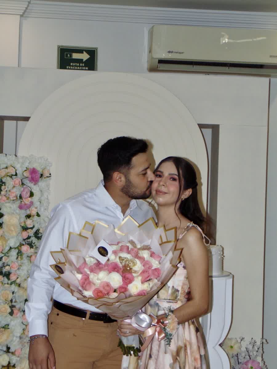 Tania y Manuel con flores, 2026