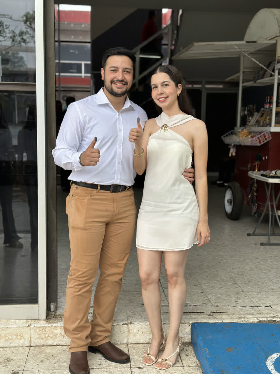 Tania y Manuel el d&iacute;a del registro civil, 2026