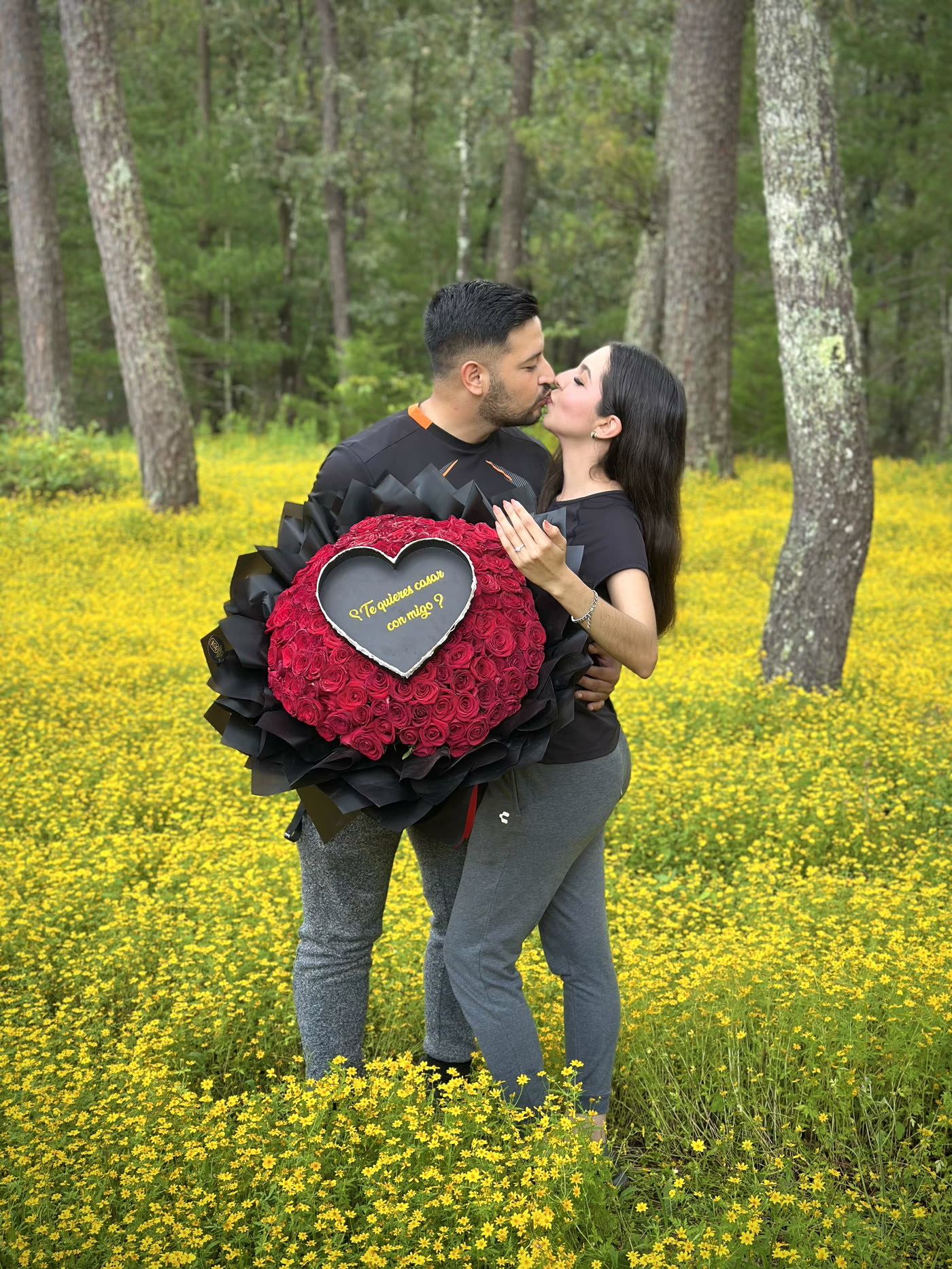 Tania y Manuel el dia de la pedida, en el campo de flores