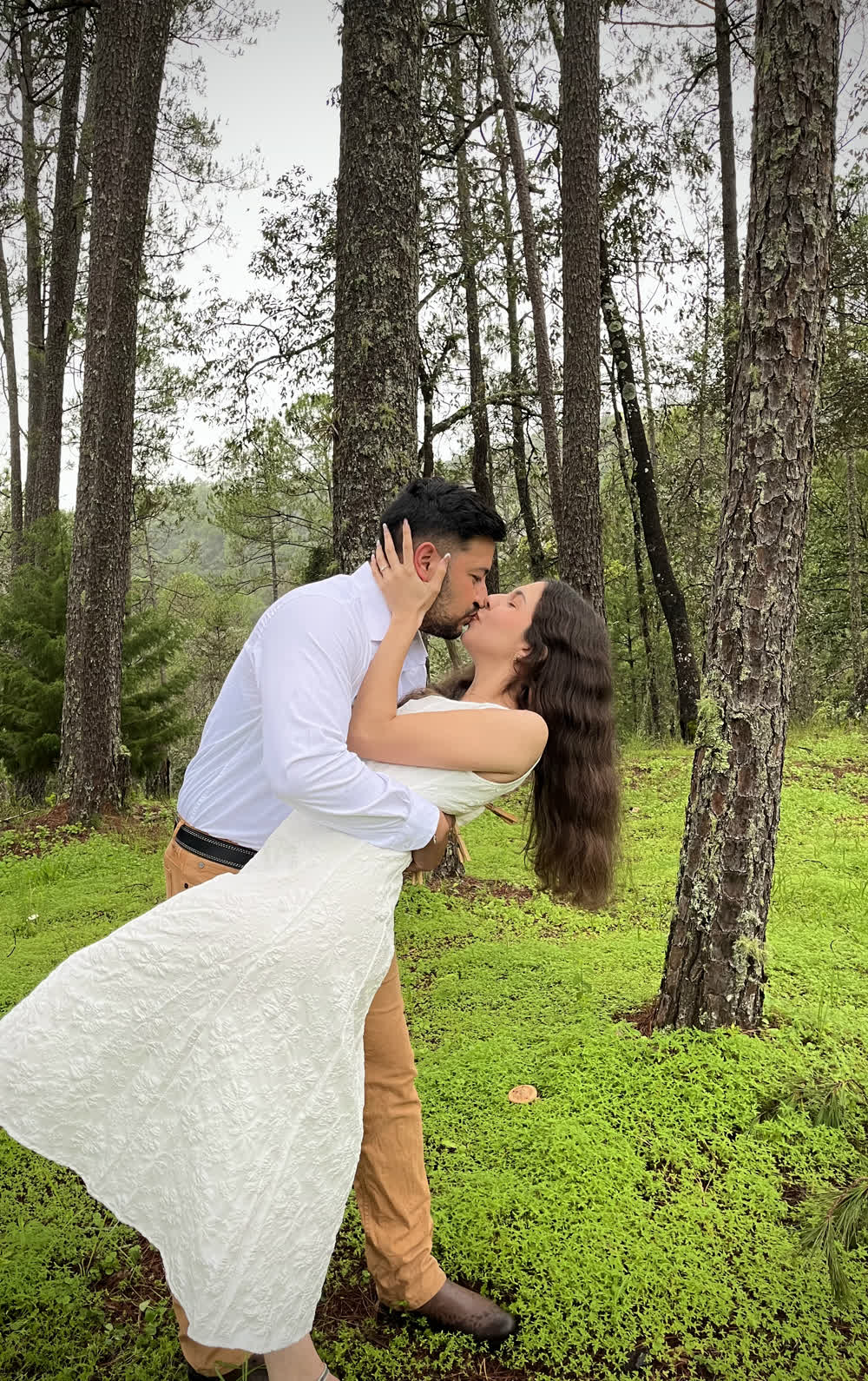 Tania y Manuel bes&aacute;ndose en el pinar